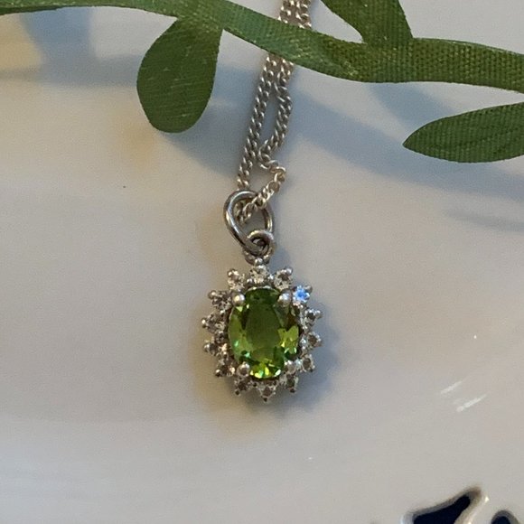 Regal Sterling Silver Pendant Including Petite Chain. - Picture 5 of 14